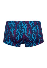 Boxerské plavky v námořnické modři s modrými a růžovými abstraktními pruhy. Vyrobeny z elastického materiálu, mají jednoduchý design a střední délku.