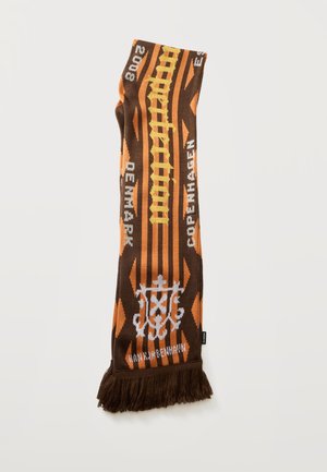 Bufanda a rayas marrón y naranja con el texto "Denmark" y "Copenhagen,", un emblema de escudo blanco y extremos con flecos.