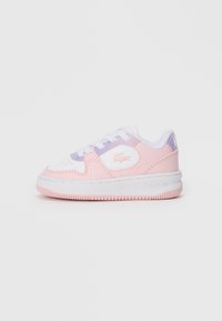 Baskets basses pour enfant en blanc, rose et lavande avec des lacets blancs, une pointe perforée et le logo crocodile Lacoste sur le côté.