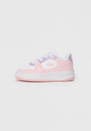 Baskets basses pour enfant en blanc, rose et lavande avec des lacets blancs, une pointe perforée et le logo crocodile Lacoste sur le côté.
