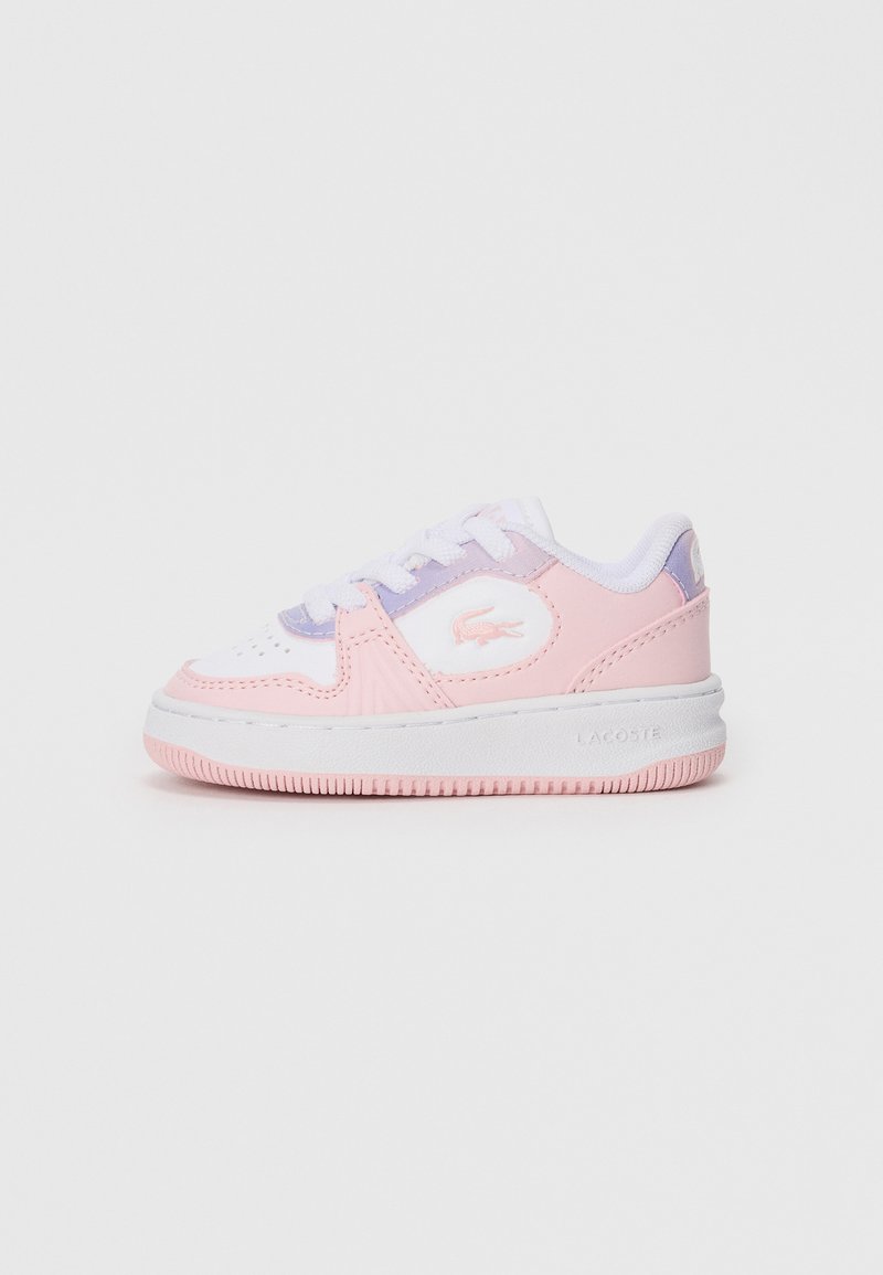 Baskets basses pour enfant en blanc, rose et lavande avec des lacets blancs, une pointe perforée et le logo crocodile Lacoste sur le côté.
