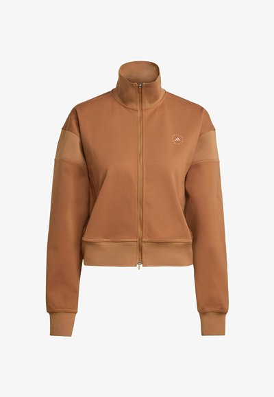 Braune Zip-Jacke mit hohem Kragen, tailliertem Design und enganliegenden Ärmeln. Verfügt über ein dezentes Logo auf der Brust und gerippte Bündchen. Glatte Textur.