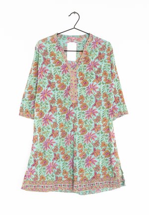Hellblaue Tunika mit pinken und orangefarbenen Blumenmustern, Dreiviertelärmeln, besticktem V-Ausschnitt und Saum, an einem schwarzen Kleiderbügel hängend.