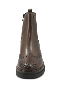 Stivali ankle in pelle marrone con punta arrotondata, perforazioni decorative, una finitura liscia e una cerniera laterale per una facile calzata.