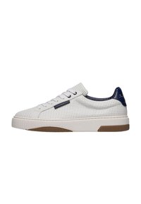 Sneaker in pelle bianca perforata con dettagli blu navy, suola bianca piatta e suola in gomma marrone. Presenta occhielli in metallo e chiusure con lacci.