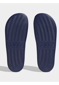 Suelas de sandalias Adidas, azul marino, de goma texturizada, con patrón de espiga y logo. Diseño plano con bordes redondeados para mayor comodidad.