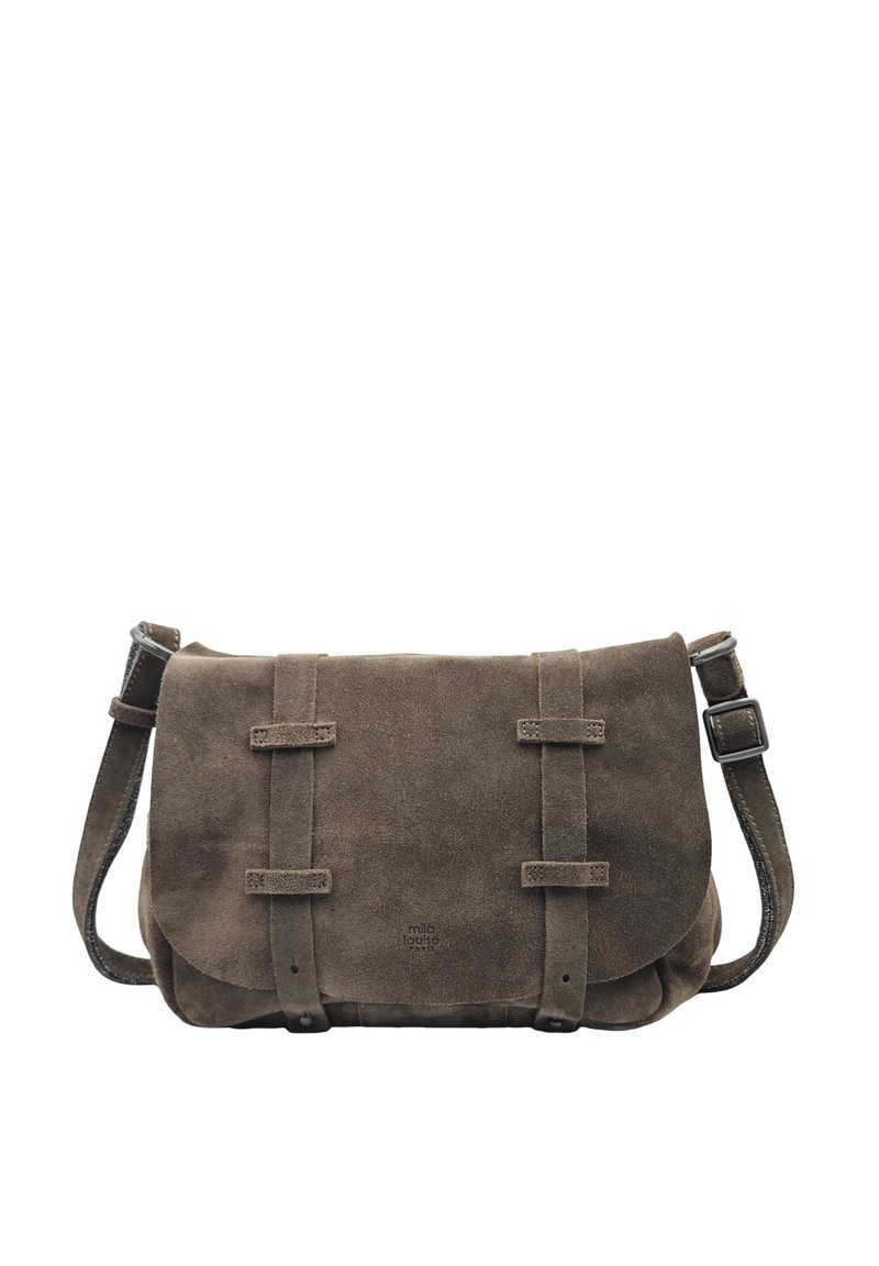 Sac bandoulière en suede marron avec rabat avant et bandoulière ajustable, présentant deux accents de sangle verticaux et un petit logo en relief.