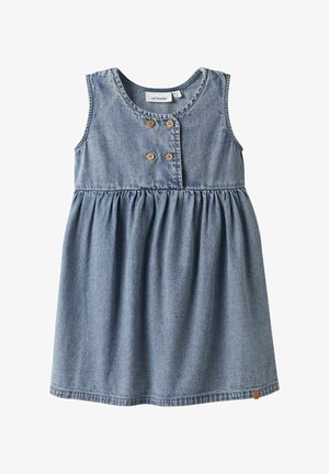 Robe en denim avec un col rond, sans manches, fermeture à boutons sur le devant, taille froncée et finition délavée bleu clair.