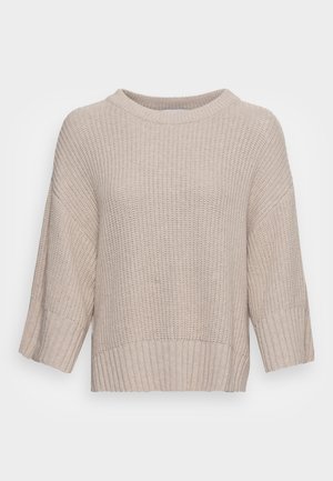 Pull en tricot beige à coupe décontractée, col rond et manches trois-quarts. Tissu texturé avec des accents côtelés au niveau de l'ourlet et des poignets.