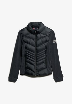 Chaqueta negra con un diseño acolchado en forma de chevrón en el frente y mangas de forro polar, con un alto cuello y bolsillos con cremallera.