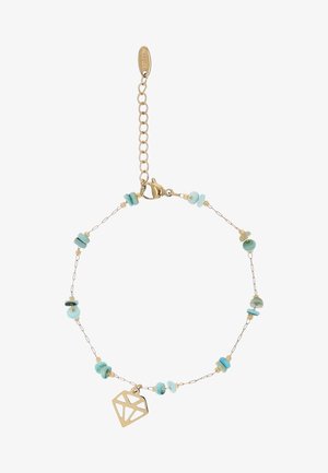 Delikatna złota bransoletka z łańcuszkiem, z małymi turkusowymi koralikami oraz złotym geometrycznym zawieszonym w kształcie diamentu, z regulowanym zapięciem.