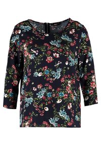 Blusa floreale con sfondo blu scuro, caratterizzata da una varietà di fiori colorati in rosso, blu e bianco. Maniche a tre quarti e scollatura tonda.