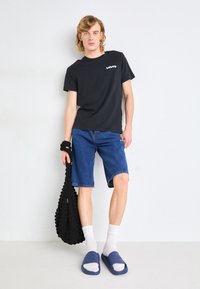 Levi's® CLASSIC GRAPHIC - Camiseta estampada - core caviar