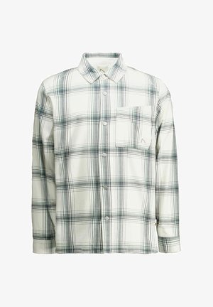 Camisa de manga larga a cuadros blancos y grises, con cuello, botones a presión en la parte frontal y un bolsillo en el pecho en el lado izquierdo.