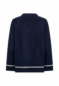 Marineblauwe trui, zachte stof, ontspannen pasvorm, geribde ronde hals, witte horizontale strepen bij de manchetten en zoom. Alleen achteraanzicht.