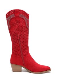 Stivale da cowboy in suede rosso con design a intaglio e cuciture decorative. Presenta una cerniera laterale e una punta affusolata su un tacco impilato.