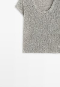 Pull en maille gris clair à manches courtes avec un col rond, présenté à plat sur fond blanc.