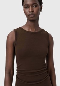 Brązowy bezrękawnik wykonany z lekkiego materiału, z okrągłym dekoltem i marszczeniem po boku dla dopasowanego kroju.