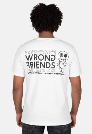 T-shirt in cotone bianco con testo nero audace sul retro, un personaggio dei cartoni animati e un dettaglio a forma di cuore. Vestibilità regolare con maniche corte.