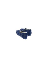 Zapatillas de cuadros azules que presentan un exterior de tela suave, un interior acolchado y una lengüeta trasera para ponérselas fácilmente.