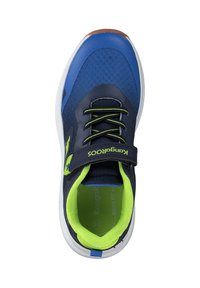 Sininen ja tummansininen tennari, jossa on teksturoitu kangas, neonvihreät yksityiskohdat, mustat nauhat ja tarranauha; valkoinen pohja pehmustetulla kauluksella.