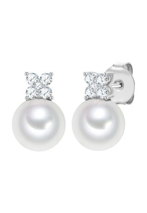 Zilveren oorknopjes met grote ronde witte parels en vier kleine fonkelende diamanten die in bloemvorm boven elke parel zijn gerangschikt.