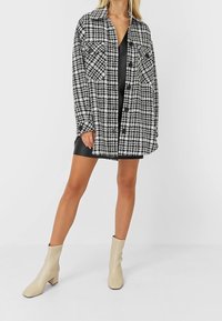 Stradivarius Leichte Jacke - white
