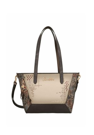 Beige und dunkelbraune Lederhandtasche mit langen Griffen, gemusterten Seitenteilen, goldenem Logo und dekorativem Schlüsselanhänger.