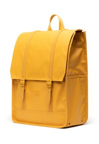 Sac à dos jaune à finition lisse, doté d'un rabat de fermeture, de deux bretelles ajustables et d'une poignée supérieure. Logo embossé à l'avant.