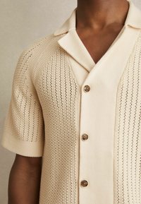 Reiss REGULAR FIT -  TEXTURED CUBAN-COLLAR - Hemd - light stone
