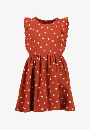 Vestido sin mangas color naranja óxido con lunares blancos, hombros con volantes, tela texturizada y falda fruncida para niña.