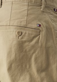 Tommy Hilfiger MERCER ESSENTIAL - Broek - classic khaki