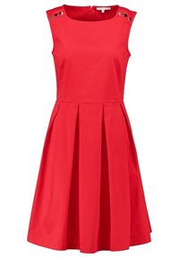 Robe rouge sans manches longueur genou avec jupe plissée et boutons argentés décoratifs sur les bretelles, taille cintrée, col rond.