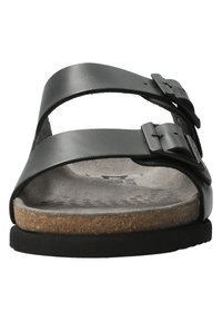 Zwarte leren sandaal met twee verstelbare banden, kurken voetbed en een getextureerde rubberen zool. Plat ontwerp met metalen gespen voor het vastmaken.