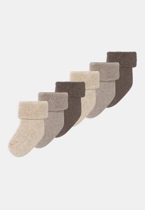 Ensemble de huit chaussettes pour enfants dans des nuances de beige et de brun, avec un bord en peluche pliable pour plus de chaleur et de confort.