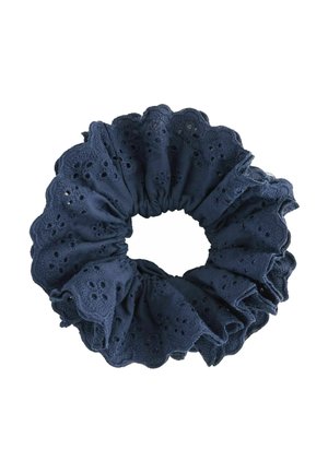 Navyblauer Stoff-Haargummi mit gewellten Kanten und Lochstickerei-Muster.