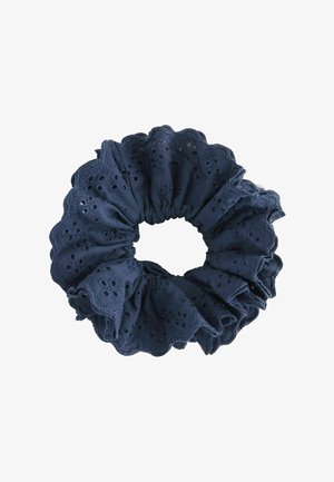 Navyblauer Stoff-Haargummi mit gewellten Kanten und Lochstickerei-Muster.