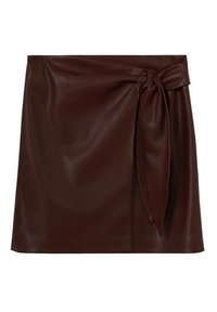 Gonna mini in finta pelle marrone con design avvolgente, presenta un nastro annodato sul lato e una texture liscia e lucida.