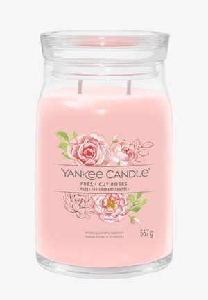 Roze Yankee Candle-glas met dubbele lonten, bloemige "Fresh Cut Roses"-etiket en 567g gewicht zichtbaar op het glazen blik.