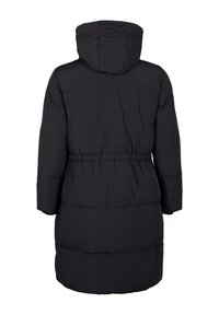 Zwarte gewatteerde winterjas met een capuchon, voorzien van een getailleerde taille, lange mouwen en een gladde textuur. Geen zichtbare patronen of accenten.