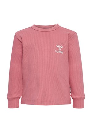 Haut à manches longues en pink clair avec un col rond, présentant un petit logo brodé blanc sur la poitrine et une étiquette sur le côté.