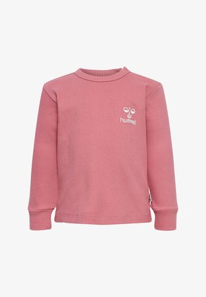 Ribbet langærmet top i lyserød med rund halsudskæring, der har et lille hvidt broderet logo på brystet og et side-tag.