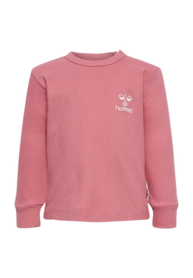 Ribbade långärmade topp i ljusrosa med rund halsringning, med en liten vit broderad logotyp på bröstet och sidetikett.