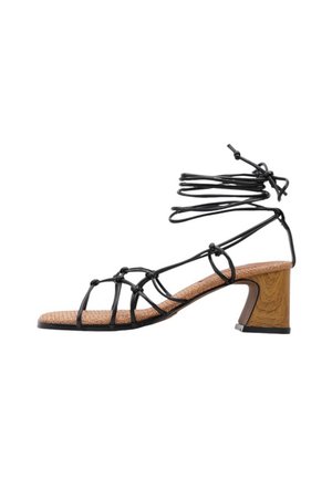 Sandalia negra de tiras con tacón medio de bloque de madera y lazos para atar alrededor del tobillo, con plantilla tejida.