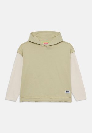 Sweatshirt com capuz verde-claro, mangas longas em creme, textura canelada e um pequeno rótulo da marca no canto inferior direito.