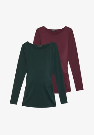 Duas blusas de manga longa: uma verde escura e outra cor de vinho. Ambas têm um decote redondo e detalhes franzidos nas laterais, feitas de um tecido suave.