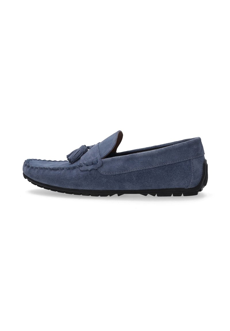 Blå ruskindsloafer med en frynsedetalje, der har en syet mokkasinstil toe og en struktureret sort gummisål.