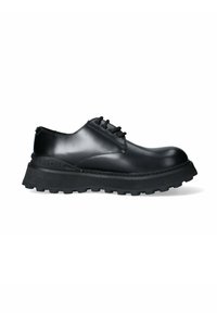 Scarpa derby in pelle nera con punta arrotondata, caratterizzata da una spessa suola in gomma nera e un design con lacci. Tessuto liscio con dettagli di cucitura discreti.