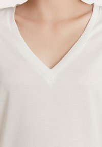 Jimmy Key STRAIGHT FIT V-NECK SHORT SLEEVED BASIC T-SHIRT - T-shirt basic - white
