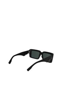 Ochelari de soare dreptunghiulari negri cu lentile închise. Au un cadru din plastic neted și un detaliu cu logo argintiu pe lateral. Design unghiular.